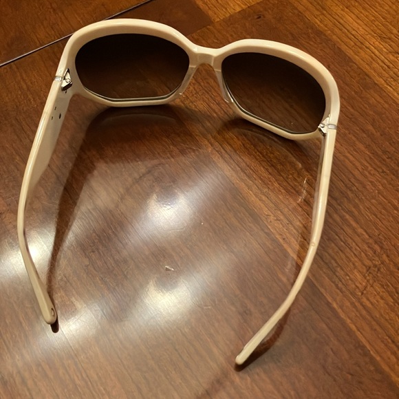 COACH WHITE ARABELLA SUNGLASSES. EXCELLENT CONDITION. WHITE EMBOSSED CASE. EUC - Picture 13 of 15